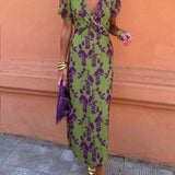 Aria™ - Elegante vestido de escote en V profundo con patrón de hojas