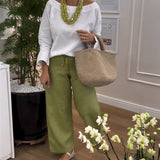 Camiseta blanca de cuello redondo con mangas largas + Pantalones casuales anchos verdes