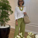 Camiseta blanca de cuello redondo con mangas largas + Pantalones casuales anchos verdes
