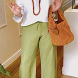 Camiseta blanca de cuello redondo con mangas largas + Pantalones casuales anchos verdes