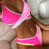 Conjunto de bikini brasileño estilo bandage con diseño combinado